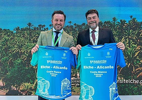 El alcalde de Alicante, Luis Barcala, con el alcalde de Elche, Pablo Ruz, muestran las camisetas del evento deportivo.