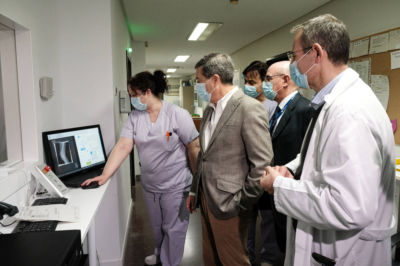 Imagen secundaria 1 - Imágeees de la visita del conseller Gómez al Hospital General de Alicante este jueves.