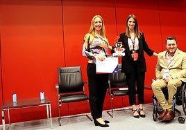 Ana Pellicer con el galardón que reconoce a la ciudad de Benidorm