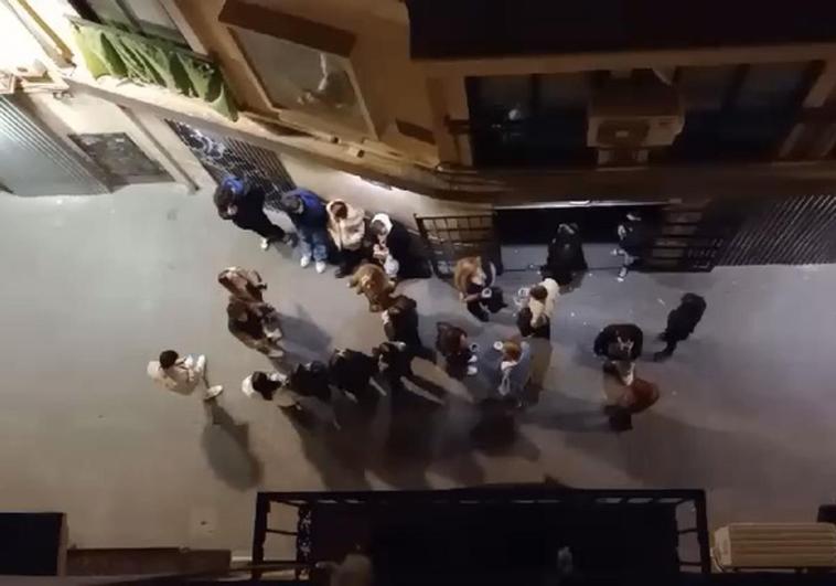 Imágenes del vídeo grabado por vecinos del Casco Antiguo la madrugada del miércoles al jueves en los alrededores de la plaza Quijano.
