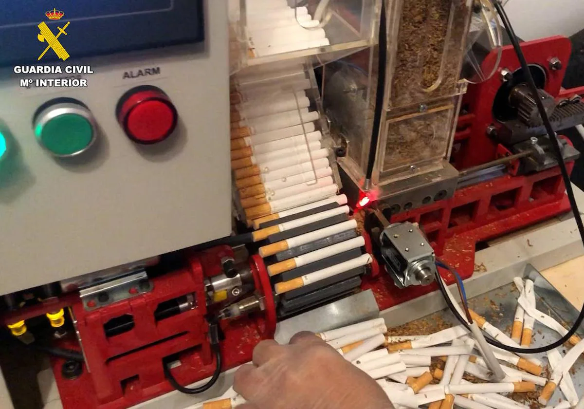 Máquina de liar y fabricar cigarros incautada por la Guardia Civil.