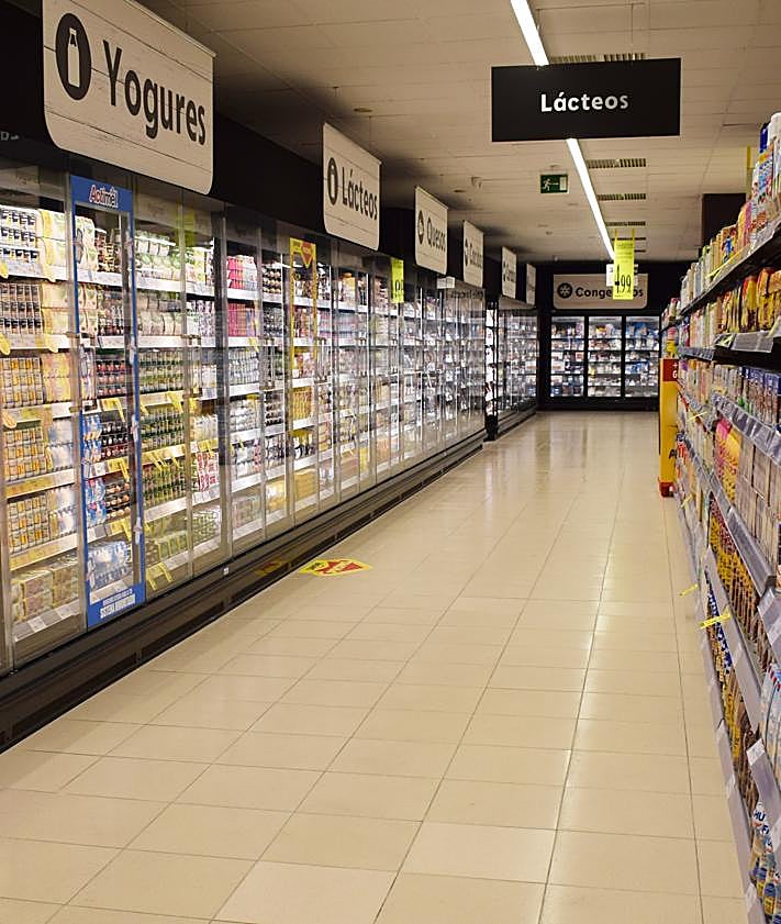 Imagen secundaria 2 - Imágenes de la inauguración del supermercado en Castalla.