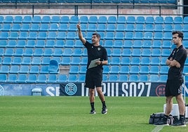 Rubén Torrecilla da instrucciones durante un entrenamiento.