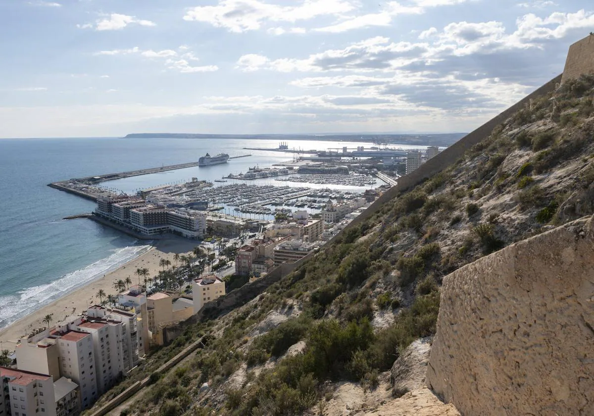 Las nubes cubrirán el cielo de Alicante este domingo