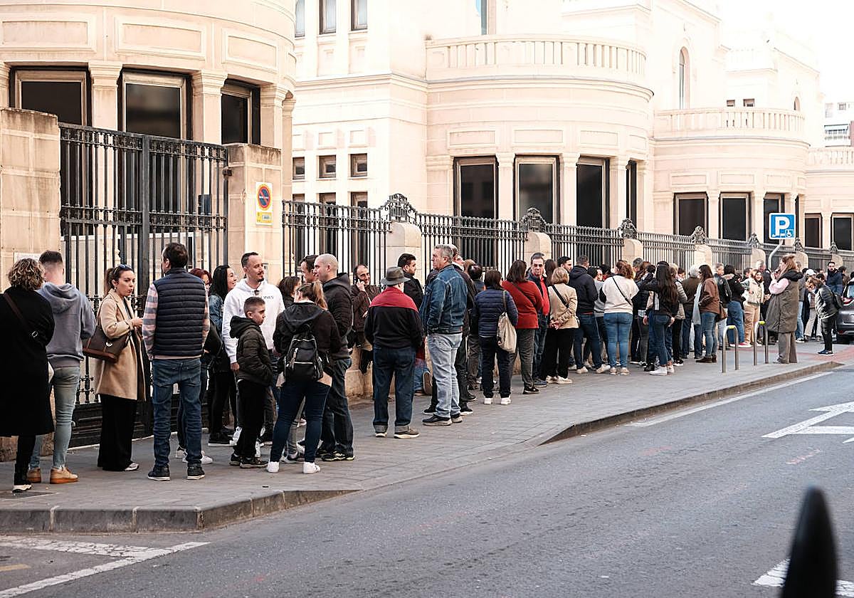 Colas para ver a los Guerreros de Xi'an durante su último fin de semana en Alicante.