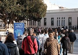 Gente haciendo cola este sábado para ver la exposición en el MARQ.