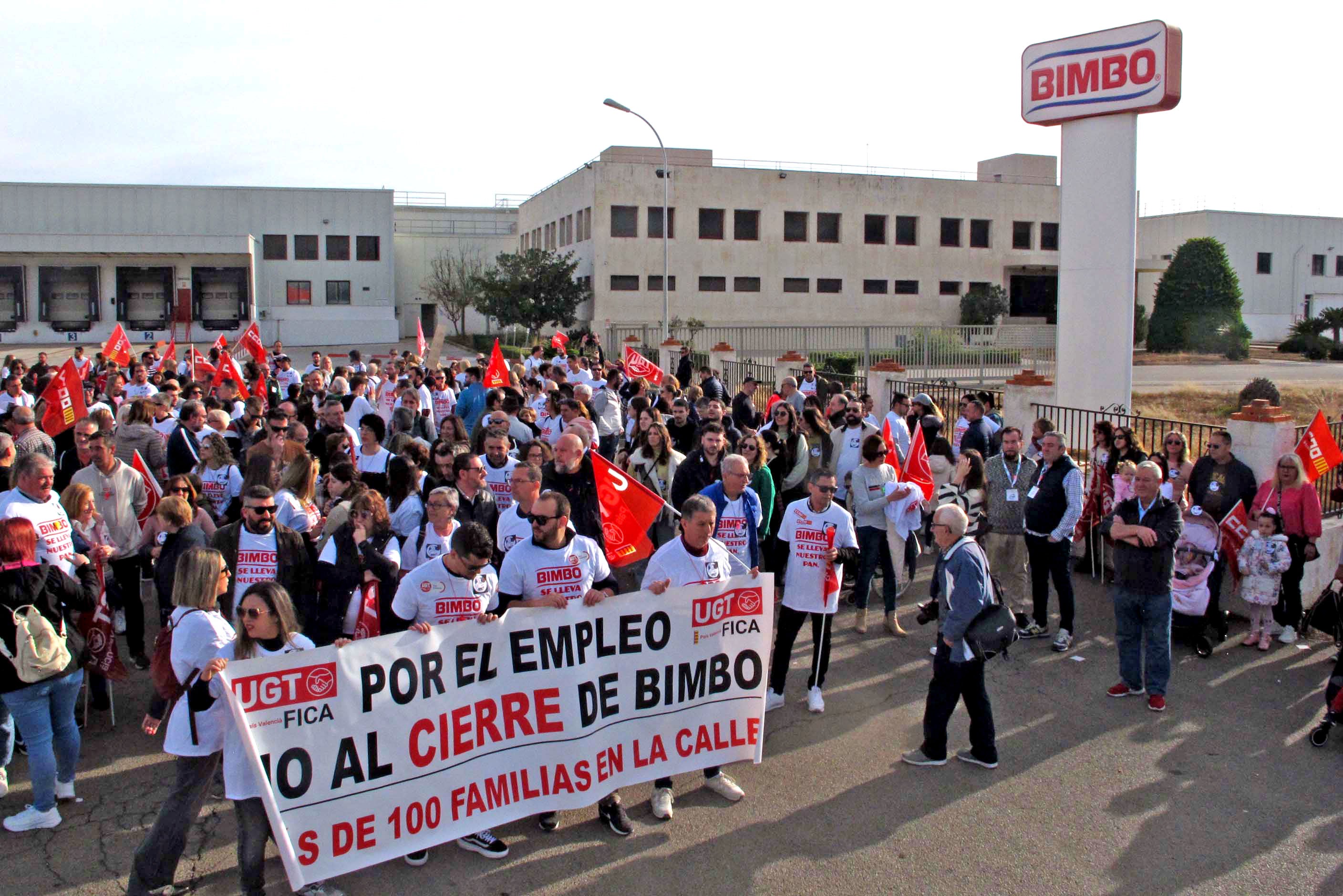 Imagen principal - Manifestación contra el cierre de Bimbo en El Verger: «Se llevan nuestro pan»