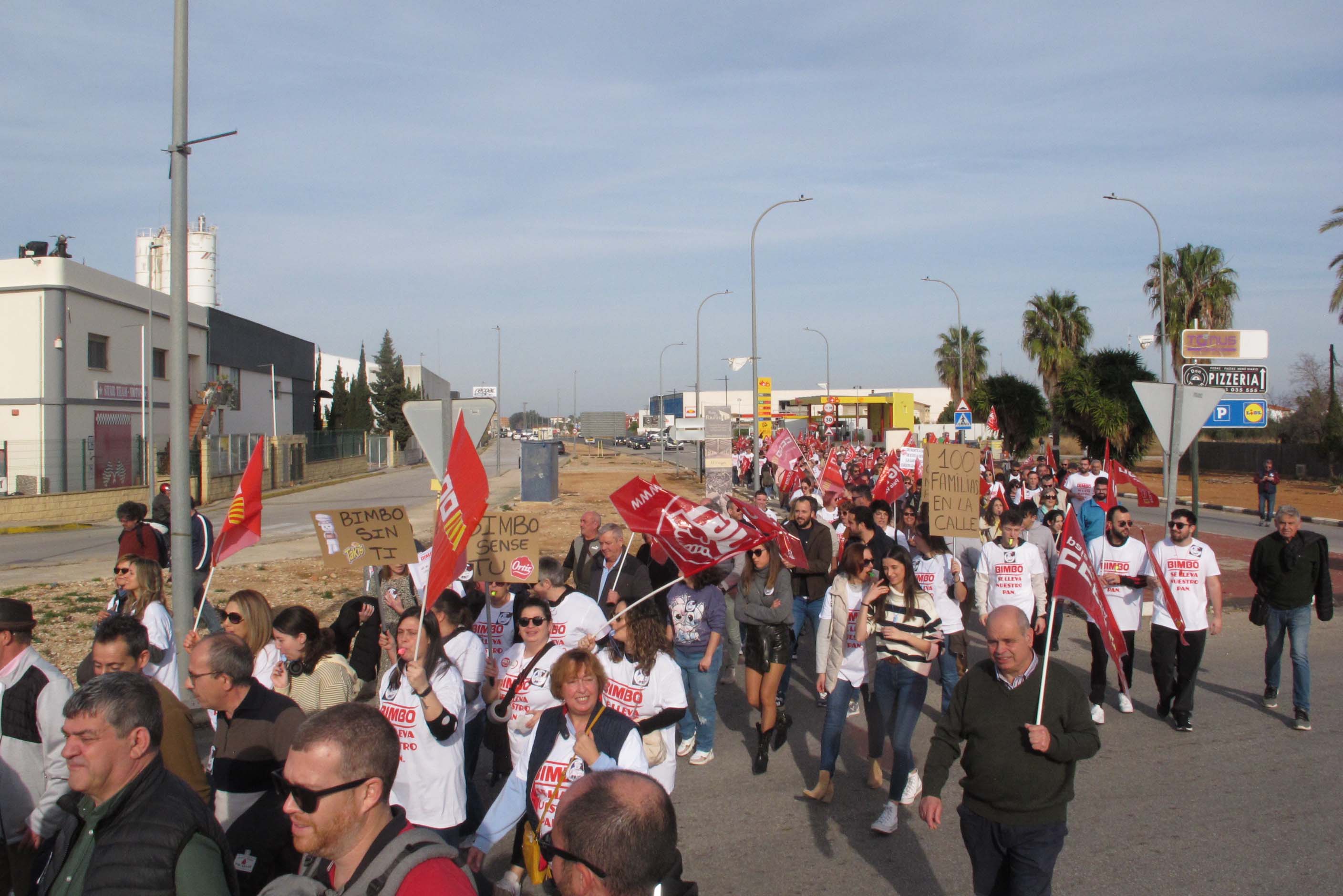 Manifestación contra el cierre de Bimbo en El Verger: «Se llevan nuestro pan»