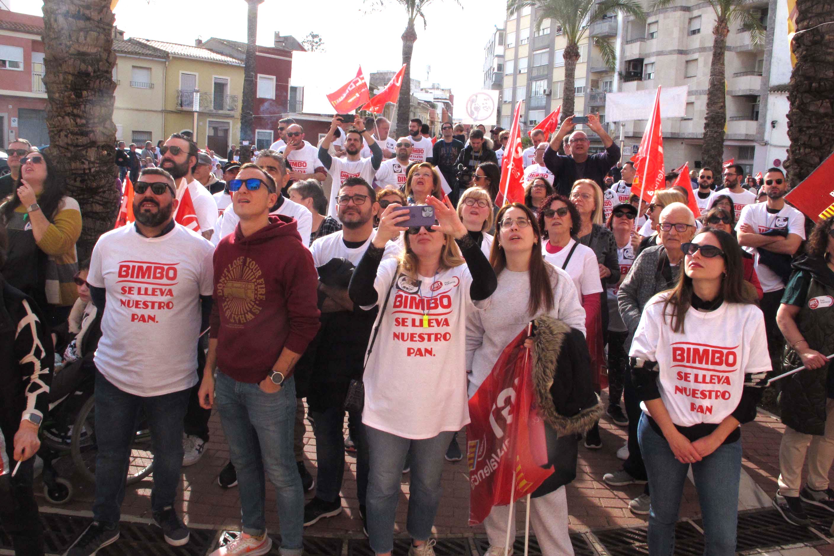 Manifestación contra el cierre de Bimbo en El Verger: «Se llevan nuestro pan»