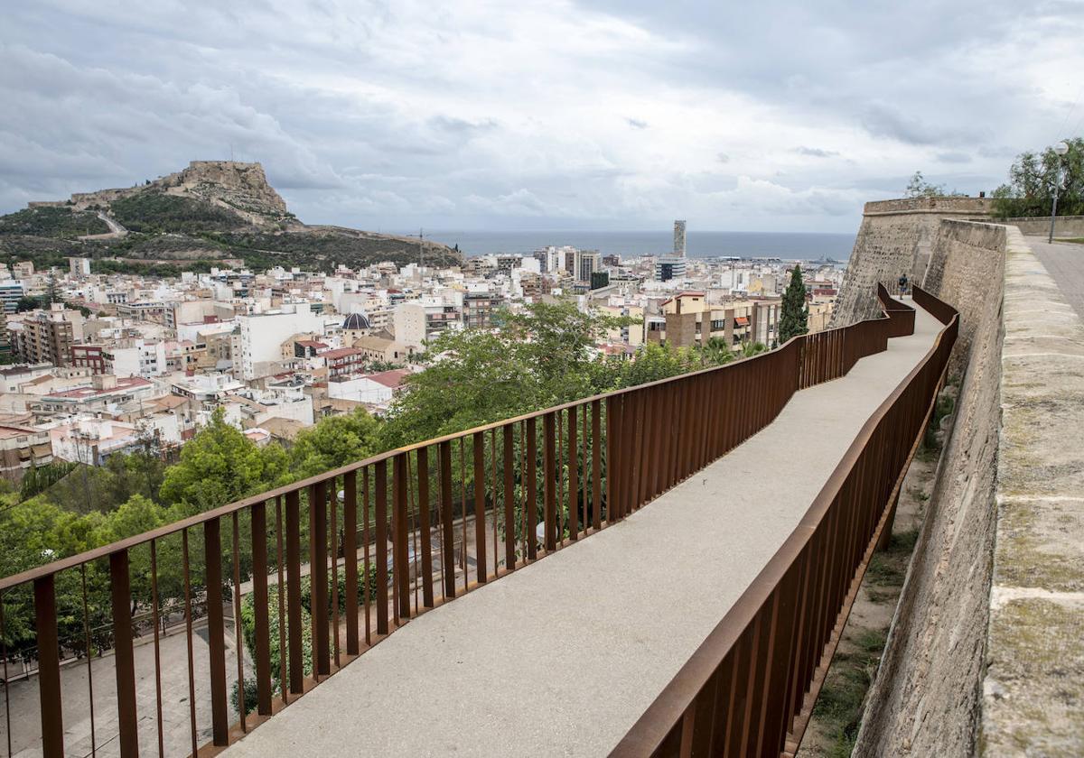 Vistas entre los castillos de Alicante cubiertos por las nubes.