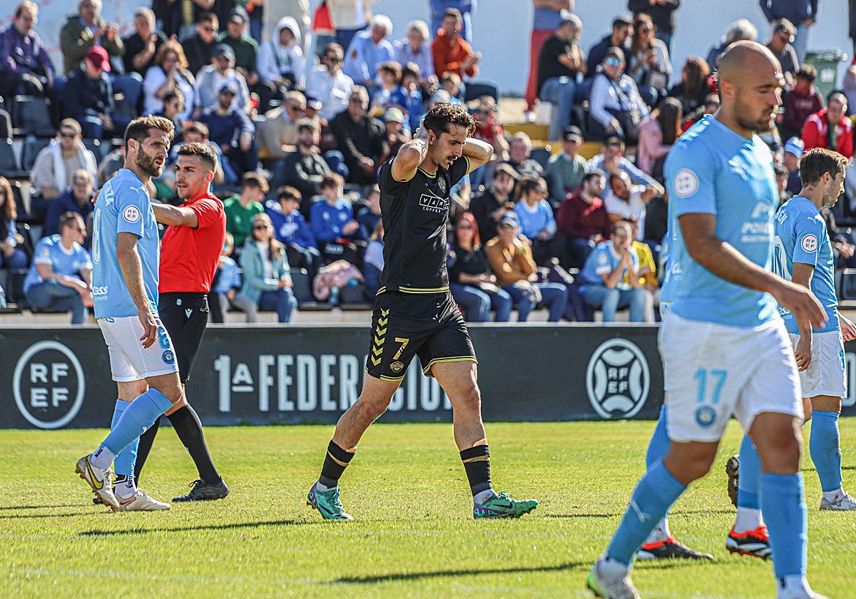 Soldevila, hoy el más destacado del equipo local, se lamenta tras una ocasión fallada.