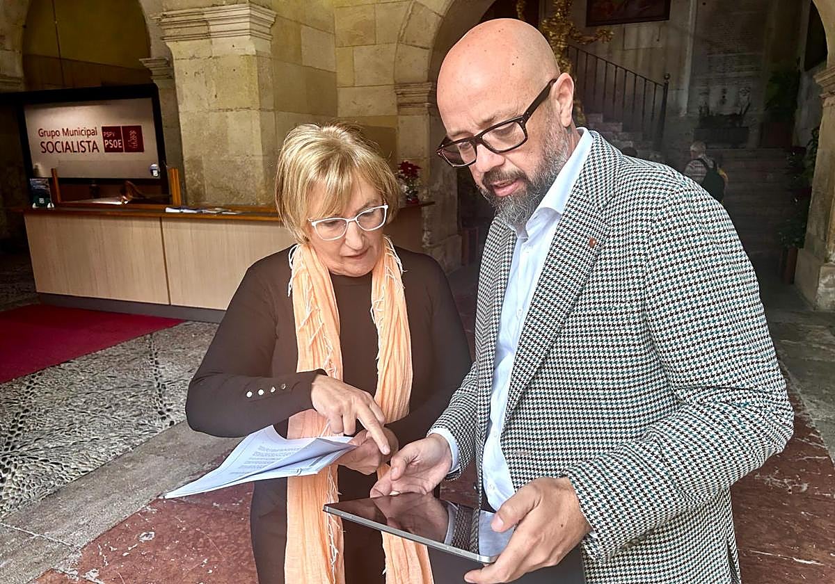 El concejal del PSOE Emilio Ruiz con su portavoz Ana Barceló.