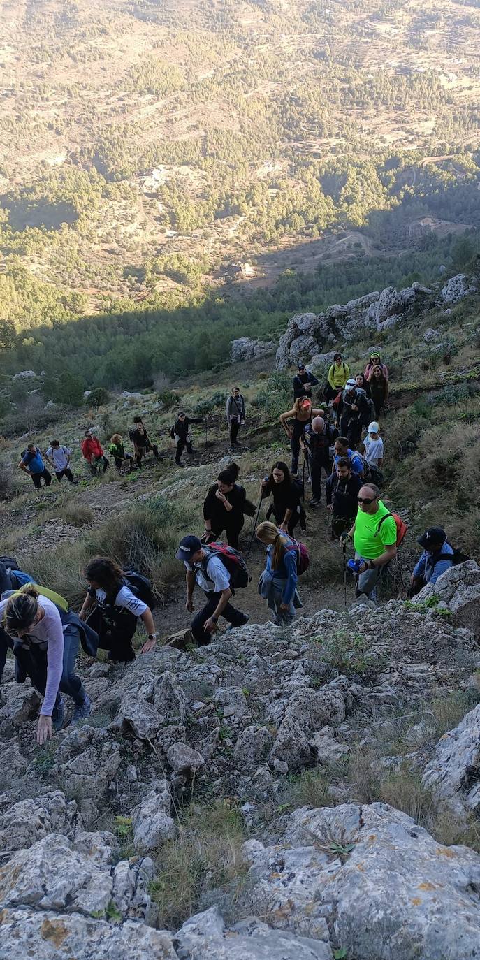 Grupo de excursionistas en Xaló.