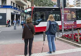 Autobús en el centro de Alicante.