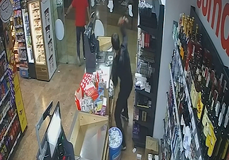 Imágenes del atraco a un local ubicado en el centro de Alicante.