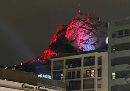 El castillo iluminado de rojo en una imagen de archivo.