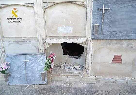 Nicho fracturado en el cementerio de Almoradí.