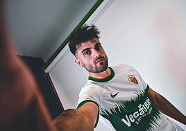 El deportista con la camiseta del Elche.