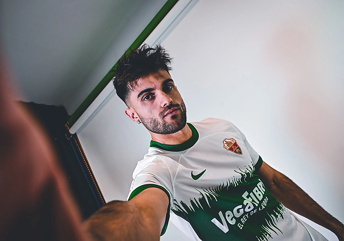 El deportista con la camiseta del Elche.