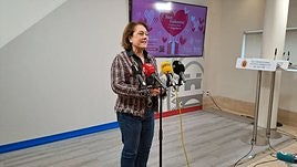 La concejala de Comercio Caridad Martínez, durante la presentación de la campaña de San Valentín.