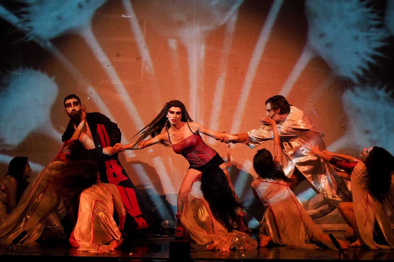 Imagen secundaria 1 - La Fura del Baus prorroga su &#039;Carmina Burana&#039; en el Teatro Principal de Alicante