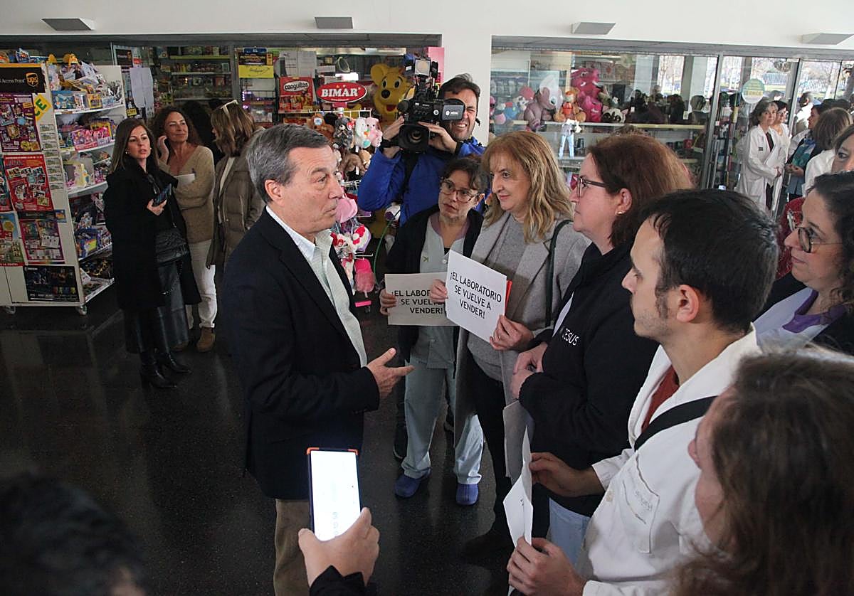 Algunos sanitarios han recibido al conseller con lemas reivindicatvos este jueves.