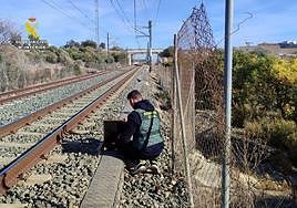 Un guardia civil, en las instalaciones del Tram investigando el robo de cobre.