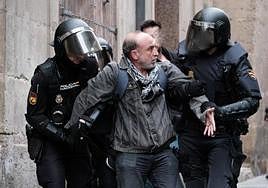 La Policía Nacional retira al portavoz de EU-Podem, Manolo Copé, de la vivienda.