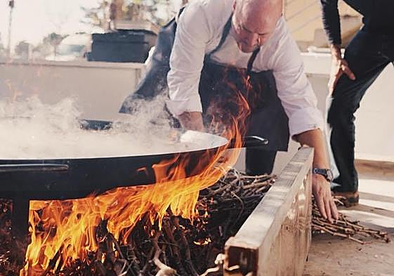 Una paella elaborada con sarmiento.