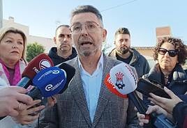 El alcalde de Rafal, en el barrio de Casas Baratas, que el municipio quiere anexionar.