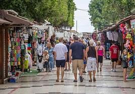 Vecinos y visitantes pasean entre los puestos de tradicional mercadillo de los 'hippies', en una foto de archivo.