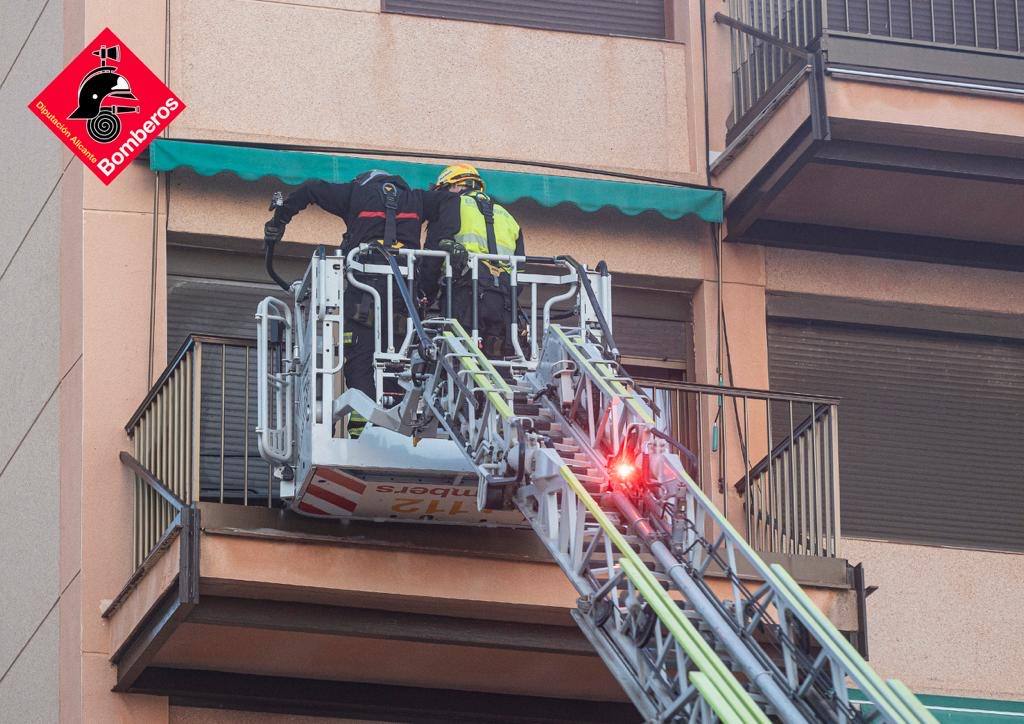 Rescate de los vecinos desalojados en El Campello