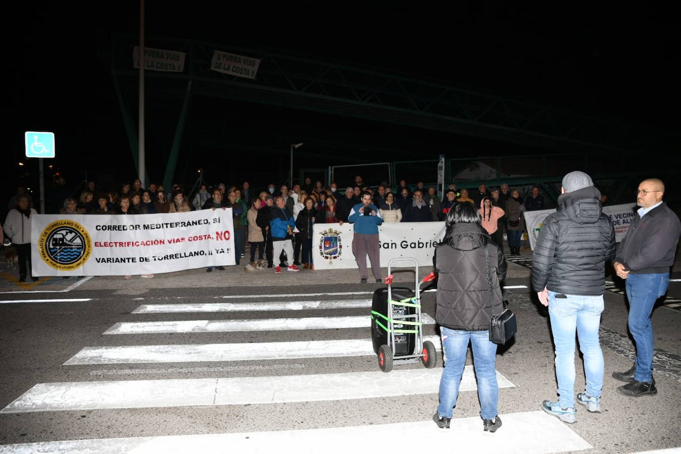 Los vecinos claman de nuevo por la retirada de las vías de la costa sur de Alicante