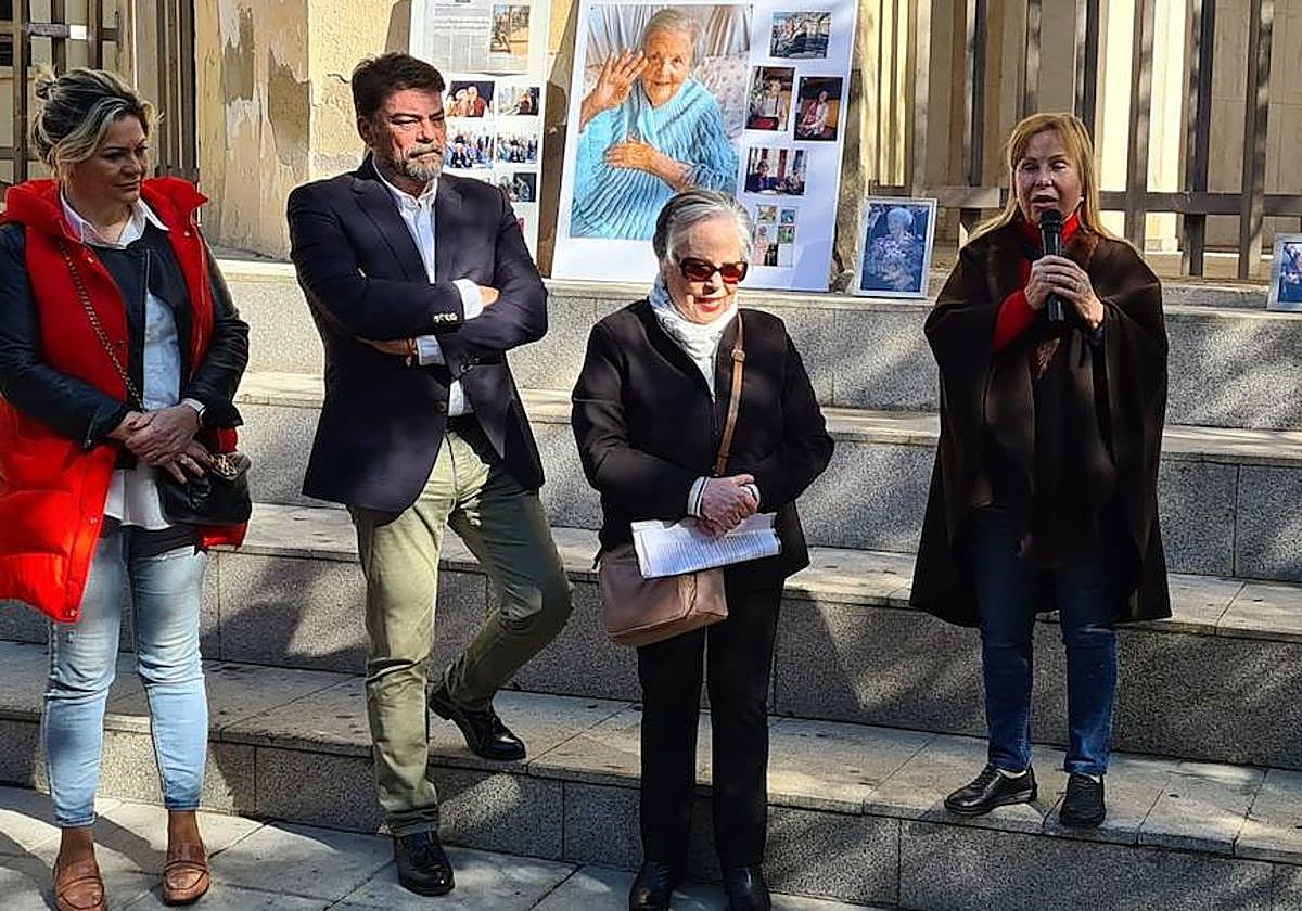 El alcalde, Luis Barcala, con la concejal de Participación Ciuddana, Cristina García, en el acto de homenaje a Teresa Mas.