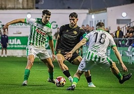 Eneko Undabarrena trata de marcharse de dos rivales en el encuentro de hoy