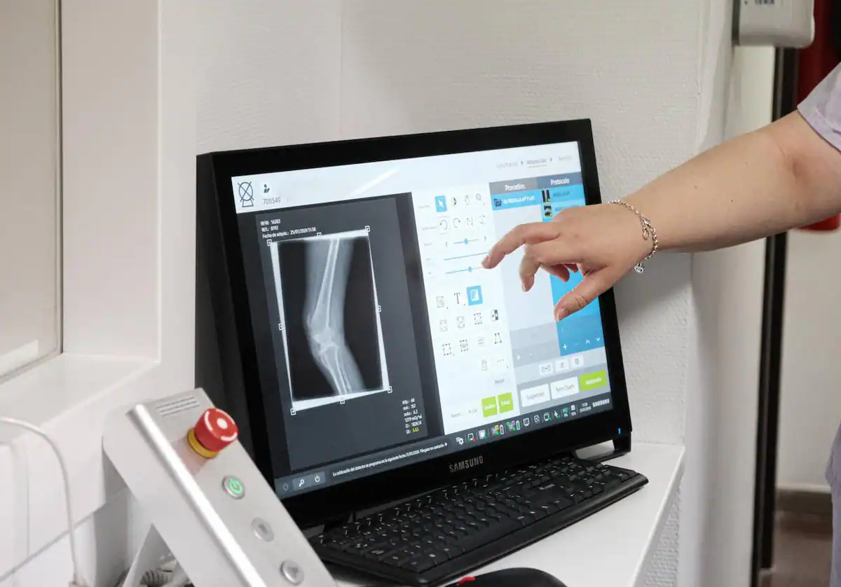 Imagen principal - La falta de anestesistas en Alicante retrasa operaciones y obliga a traer médicos desde Valencia