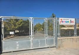 Entrada de la escuela infantil Siete Enanitos, cerrada por peligro.