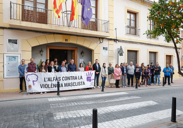 L'Alfàs del Pi durante un minuto de silencio por un crimen machista.