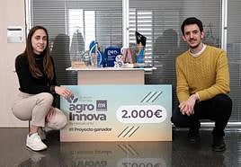 Dos de los fundadores de la empresa, a falta de Pablo Sosa, Pilar Granado y Luis Chimeno, junto con los galardones conseguidos por la startup.