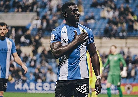 Marcos Mendes celebra el 2-0 marcado ante el Sant Andreu.