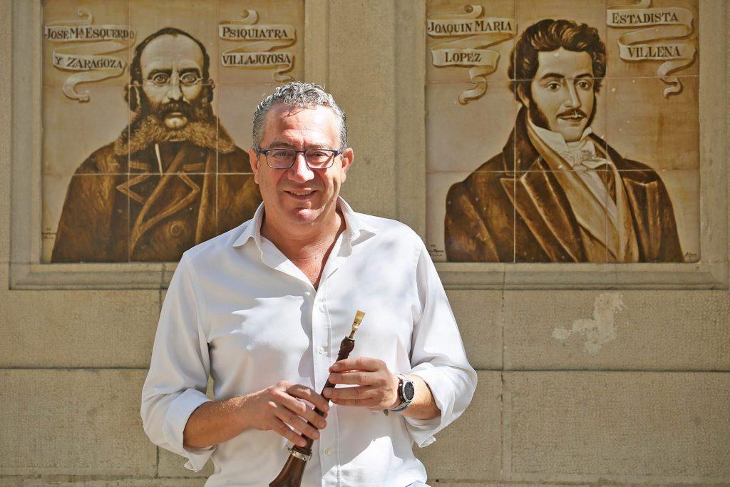 El presidente de la Diputación de Alicante posa junto a su chirimita en los jardines del Palacio Provincial.
