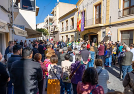 Minuto de silencio y manifiesto por la muerte de Rocío en l'Alfàs del Pi.