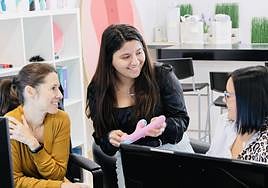 Empleadas junto con uno de los juguetes de Diversual.