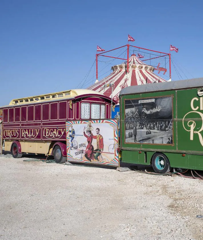 Imagen secundaria 2 - Niedziela Raluy muestra en Alicante los detalles de las caravanas de este circo-museo.