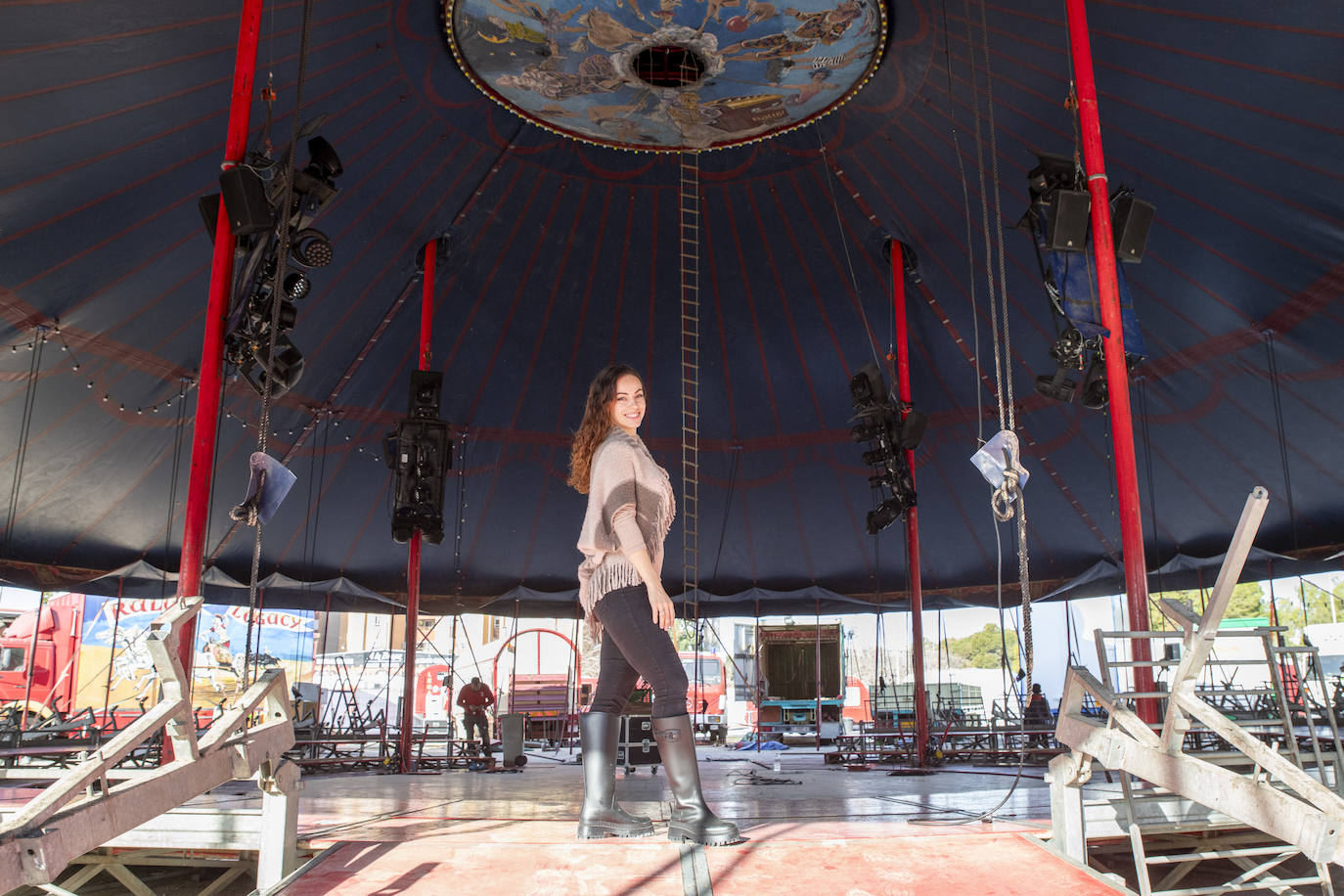Niedziela Raluy entre las tripas del circo, durante el montaje de la carpa en Alicante.