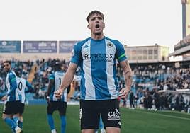 Juanmi García celebra el 1-0 marcado de cabeza ante el Sant Andreu.