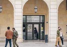 Entrada de la Audiencia Provincial de Alicante.