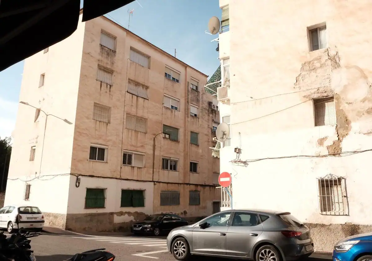 Imagen principal - La ocupación de viviendas, una plaga silenciosa en el barrio alicantino de Colonia Requena