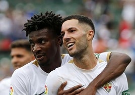 John felicita a Tete Morente tras un gol del gaditano en el Martínez Valero.