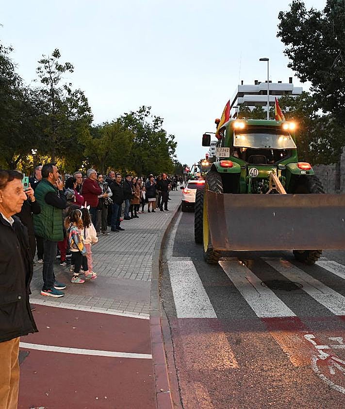 Imagen secundaria 2 - Imágenes de la tractorada.